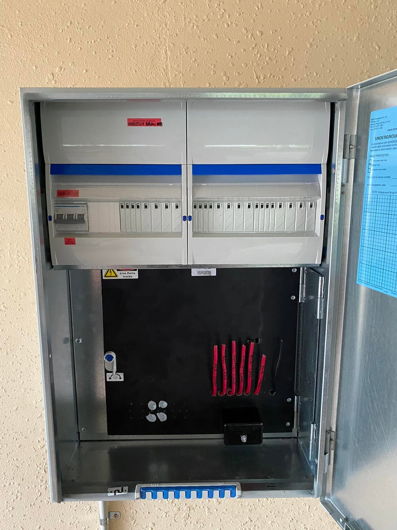 Distribution switchboard with underground supply connection